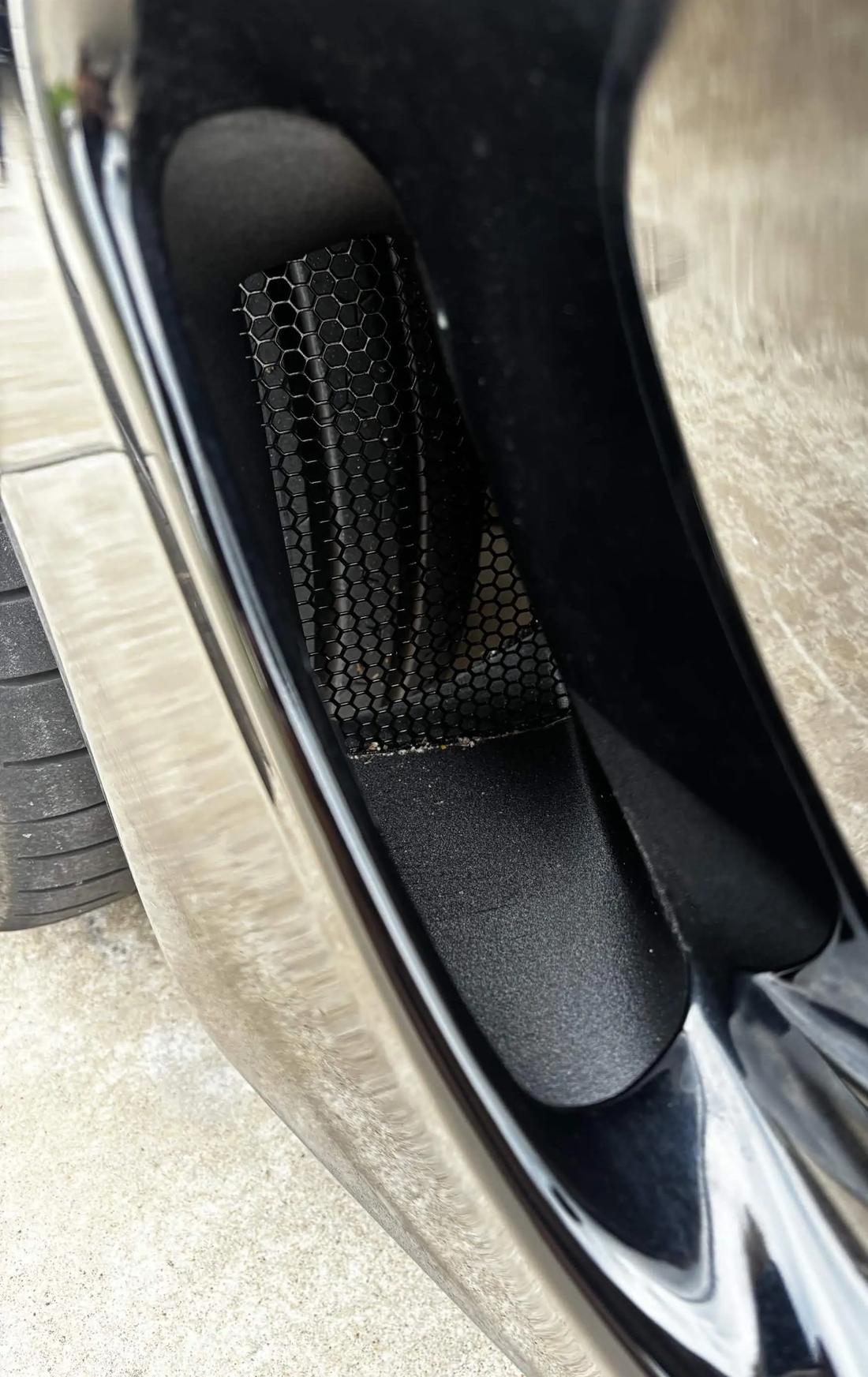 Installed C5 side vent, close-up