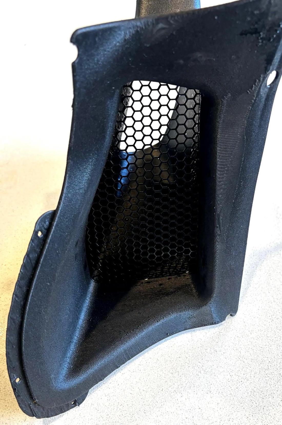PAHT-CF duct with mesh