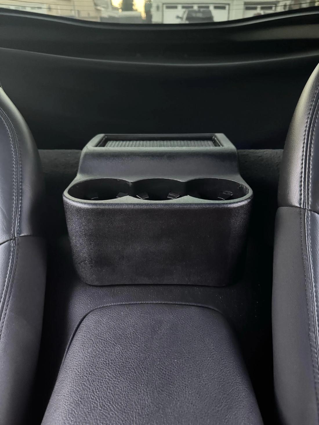 C6 cupholder between the seats